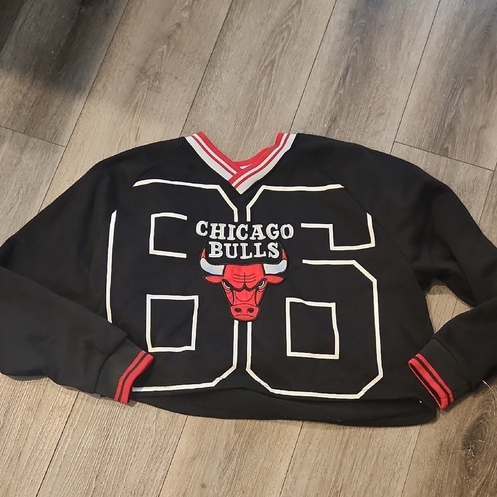 Chicago Bulls Black and Red Crop Top Sweatshirt